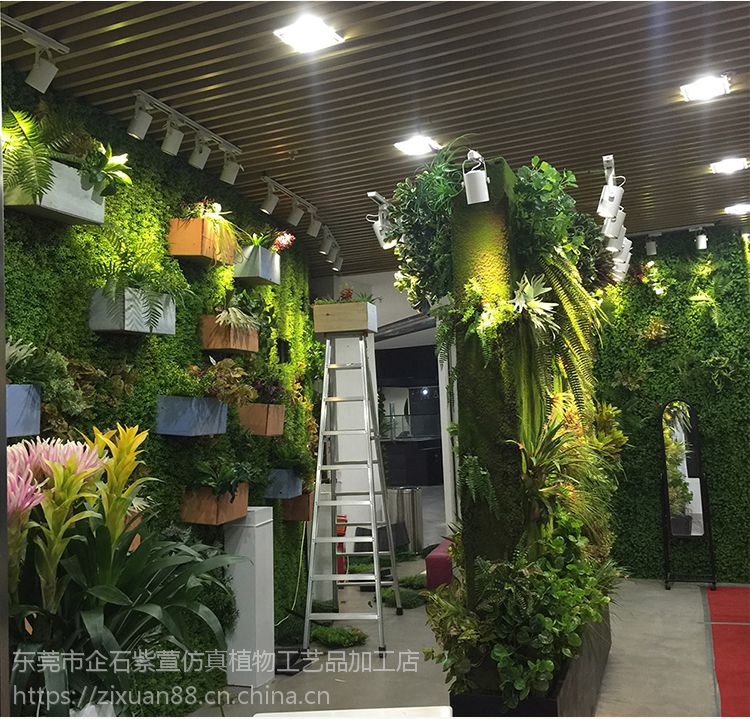仿真植物墙与柱子装饰 手工艺术在现代景观中的创新应用